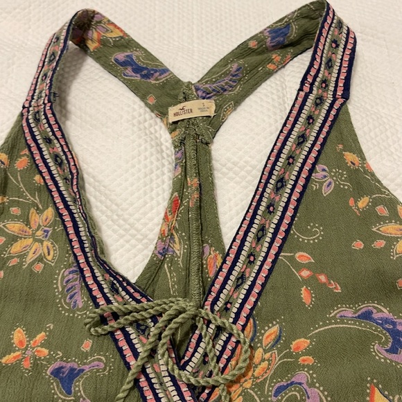 Hollister, green floral, print top women’s size small - Picture 4 of 7